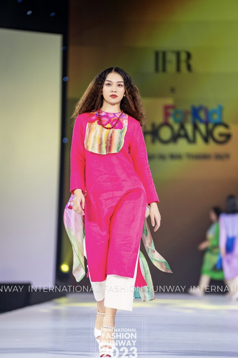CrystalNguyen09's tweet photo. #NguyenNhatAnhMinh
#ModelNguyễnNhậtÁnhMinh
#ÁnhMinh  #CrystalNguyen
#Fashion #Model #Modeling #Fashionstyle 
#CáchXoaytrênsàndiễn #họccatwalk
#runwaywalk #modelrunway https://t.co/biVu7HiBOl