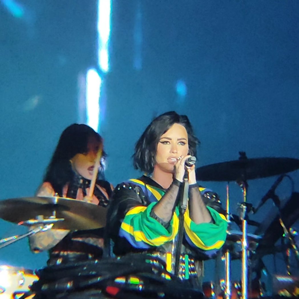 ThroughTheHoran's tweet photo. Nunca imaginei que eu postaria aqui nesse FC uma foto da Demi que EU tirei em um show dela https://t.co/B1kSwpOkrY