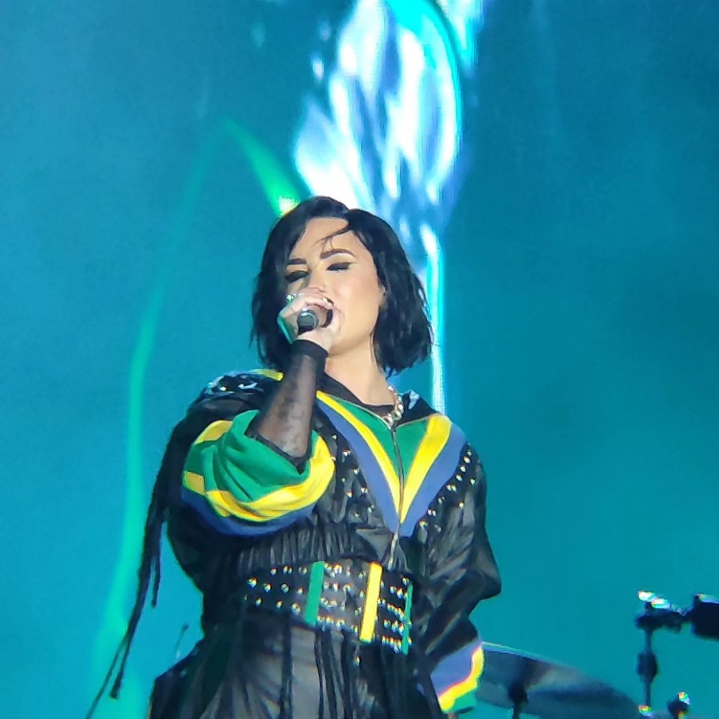 ThroughTheHoran's tweet photo. Nunca imaginei que eu postaria aqui nesse FC uma foto da Demi que EU tirei em um show dela https://t.co/B1kSwpOkrY