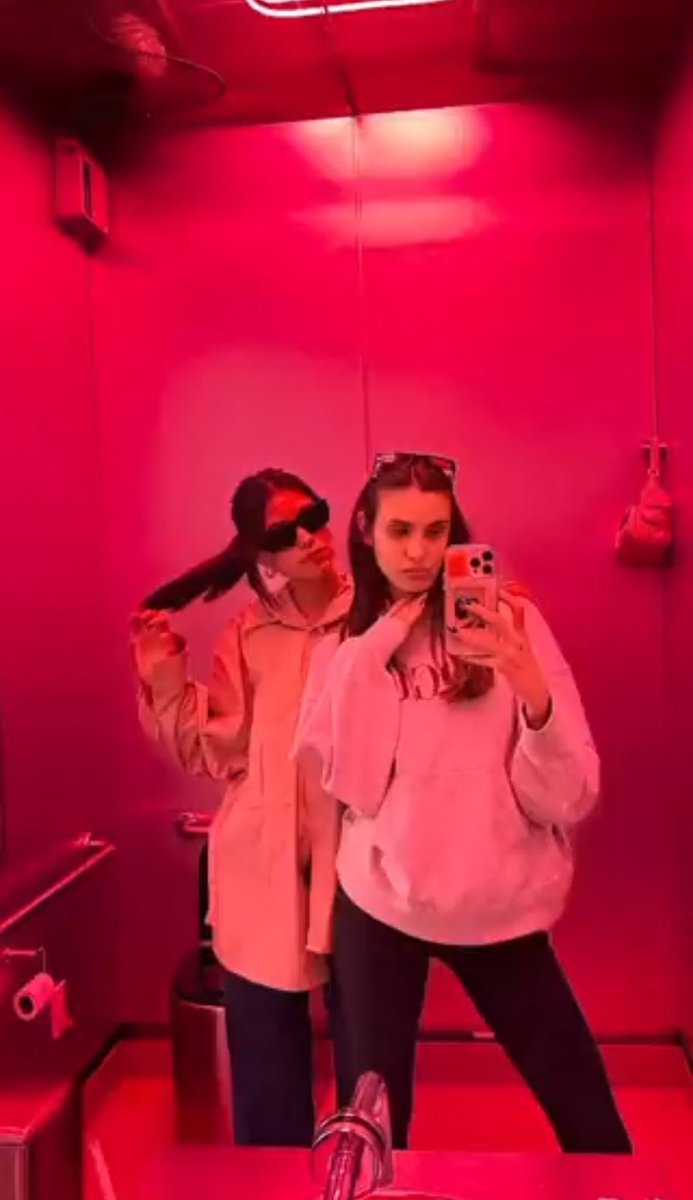 JuliantinaMica's tweet photo. Disculpen la calidad pero son las fotos que nunca vimos que pude rescatar del video 😌

SAN VALENTÍN JULIANTINA 

#14deSeptiembre https://t.co/zrKS3PTfAk
