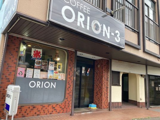 noshiro_machi's tweet photo. 「#ORION3」へお邪魔しましたぁ🙌
昔を思わせる古い雰囲気ではないですが、落ち着いてゆっくりと会話や食事ができました😊
ランチはチキンカツのカレーソースでしたが、マスターお勧めのシシリアンをいただきました😉
めっちゃうまっ‼️
あのパフェもありましたよ😁
気になる方はぜひ、お越し下さい🙌 https://t.co/uImagMjeWU