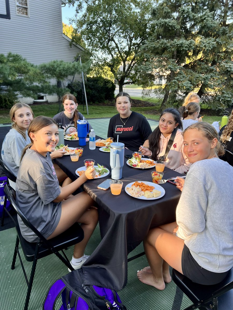 VHScheerleading's tweet photo. Huge thank you to the Torres/Blackmon family for an over the top team dinner tonight! 💜 https://t.co/vRu7ueO9ll