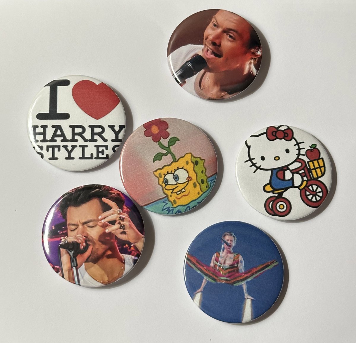 harry jewelry drop this sunday! 9/17 💕

-at 1pm pst!
-pieces will range from $5-$50
-15 random orders will get a free button!!

justmeandyoujewelry.com