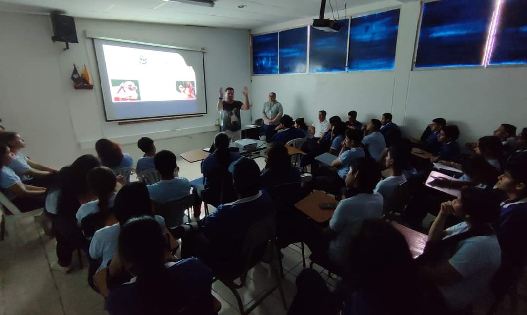 galapagosrf's tweet photo. 2/2 Estudiantes de Bachillerato participaron de un taller que pretende vincular a los jóvenes en temas de investigación científico en territorio, donde conocieron las distintas etapas en el proyecto y fortalecieron sus conocimientos sobre está especie. 🦇🍃 #JuntosPorGalápagos https://t.co/nWBlfSy1rv