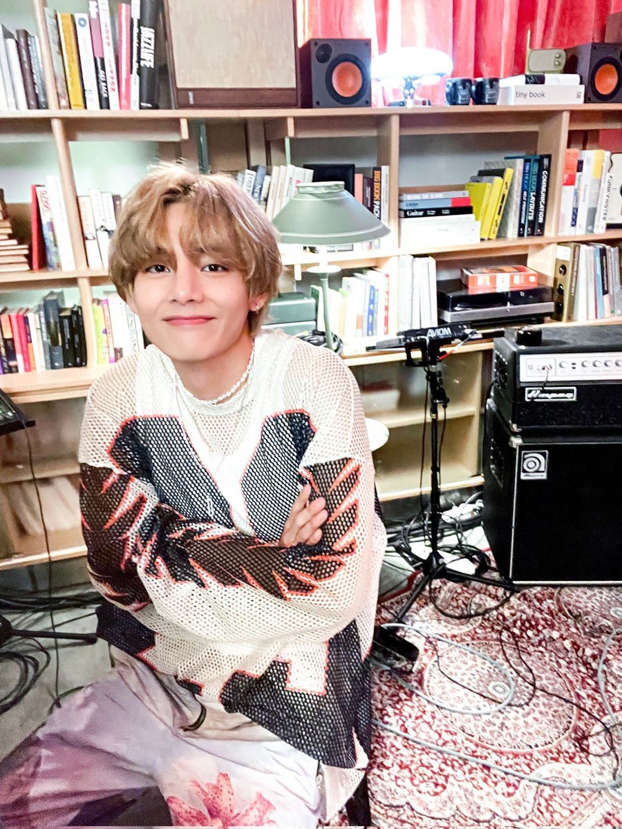 [#오늘의방탄] 한계 없는 음악의 세계 #tinydeskkorea 🎼 그리고 한계 없는 #V 의 잘생김이 환상적으로 어우러진 무대 어떤데..💜 #오늘의뷔 #뷔 #BTS #방탄소년단 #V_Layover #타이니데스크코리아 #tinydeskconcert #이집엔딩잘하네 #Layover많이사랑해주세여