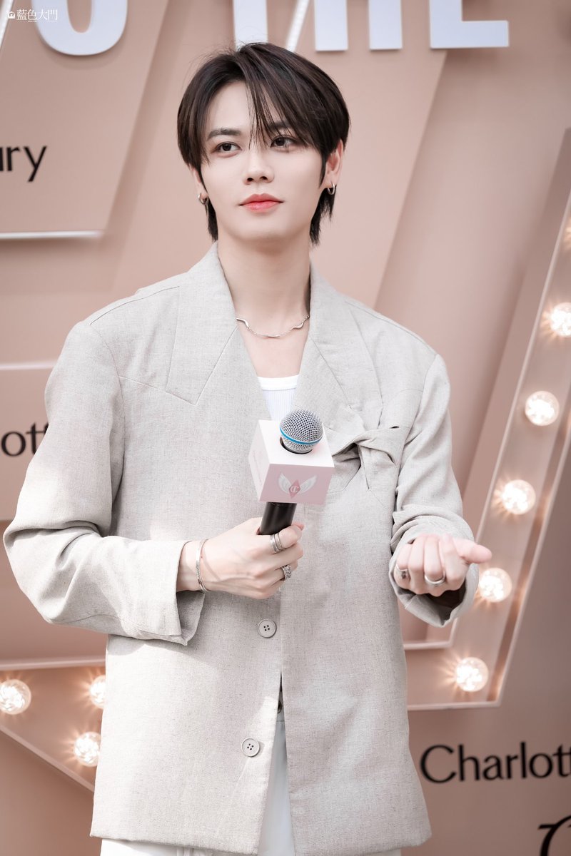 Happy Friday naa ✌️

#หลินเยี่ยนจวิ้น #LinYanjun #林彦俊