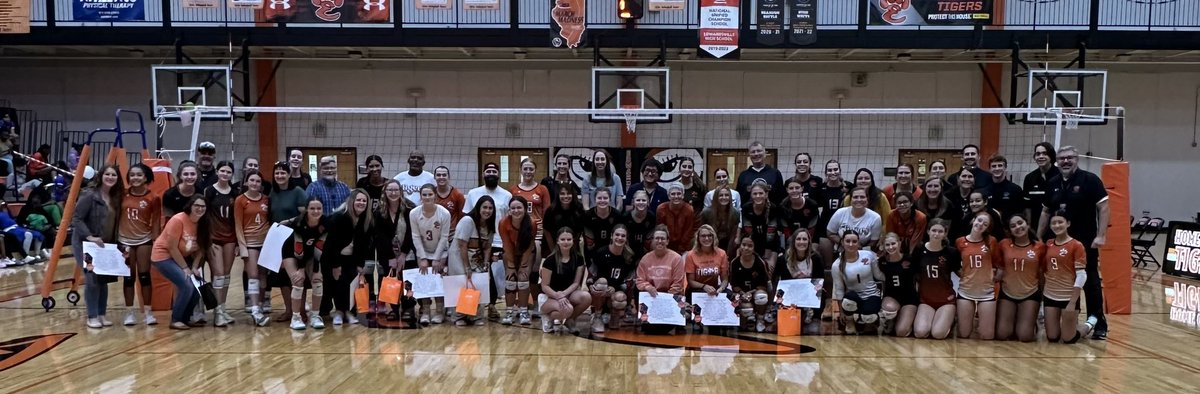 Thank you to all our teachers who came out tonight to be recognized and support our 🏐 girls!