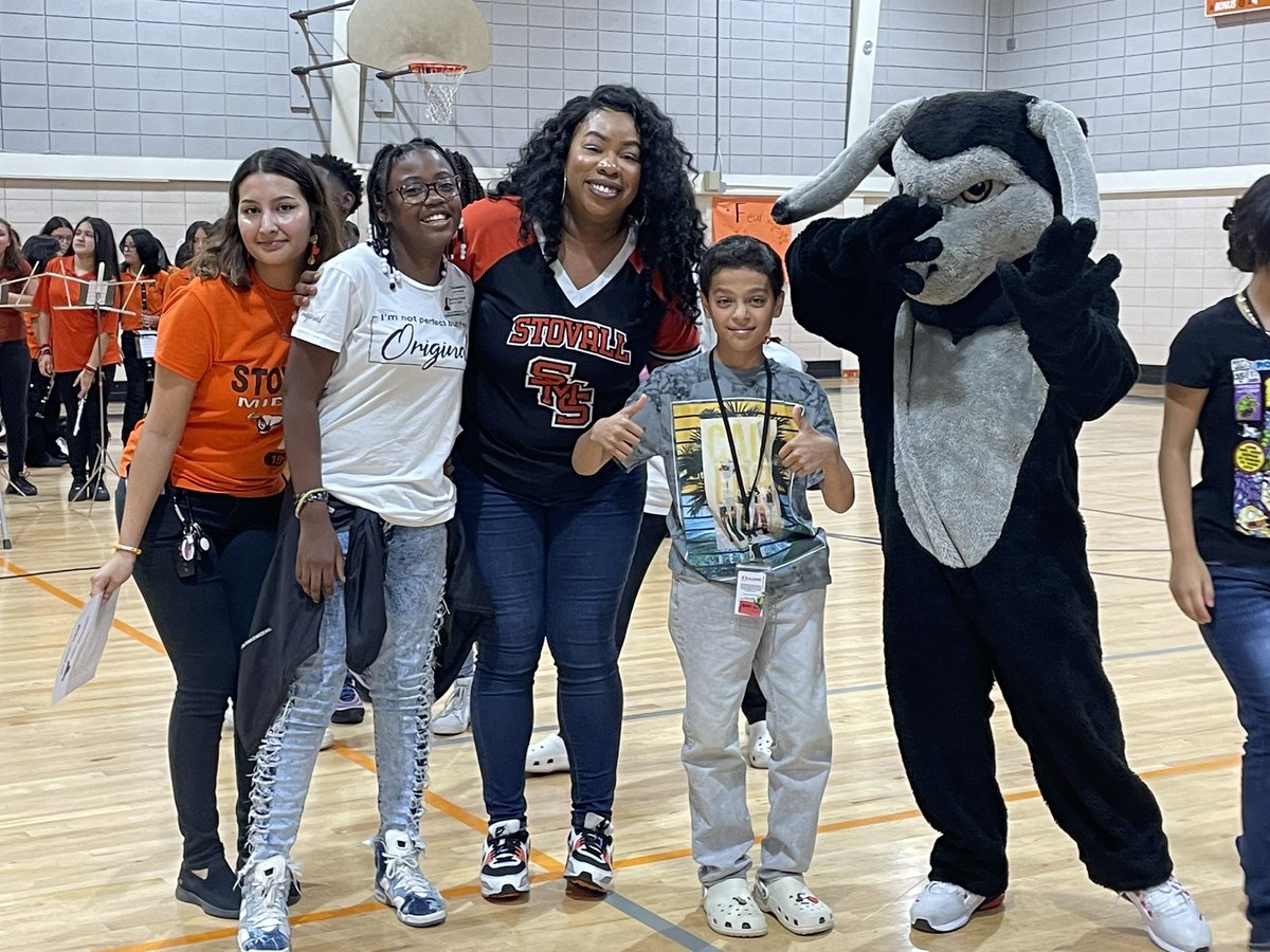 StovallMS_AISD's tweet photo. More Homecoming festivities! 🧡 @wright_elsa @DrCrystalWatson @drgoffney @AldineISD #stovallsuccess #MyAldine #MyStovallMS #steerpride https://t.co/cRbbxBmftF