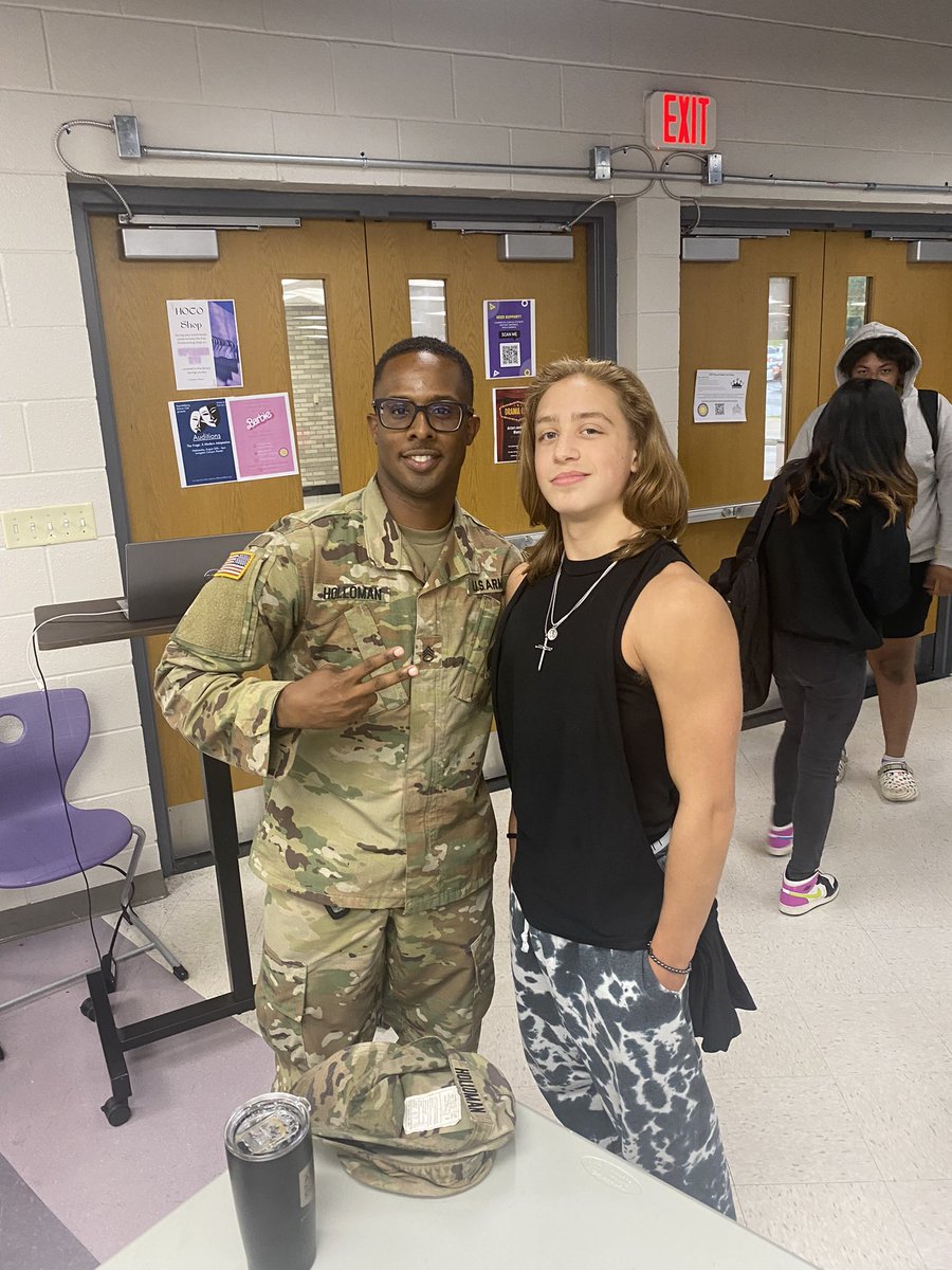 Ms_Ross_English's tweet photo. Look at the fun we’re having at Reynoldsburg High School, Livingston Campus! @ReynSchools #BuildingRelationships #Smiles #WeAreInThisTogether #PushUpsGoalsUp https://t.co/ZG2ToMxwVq