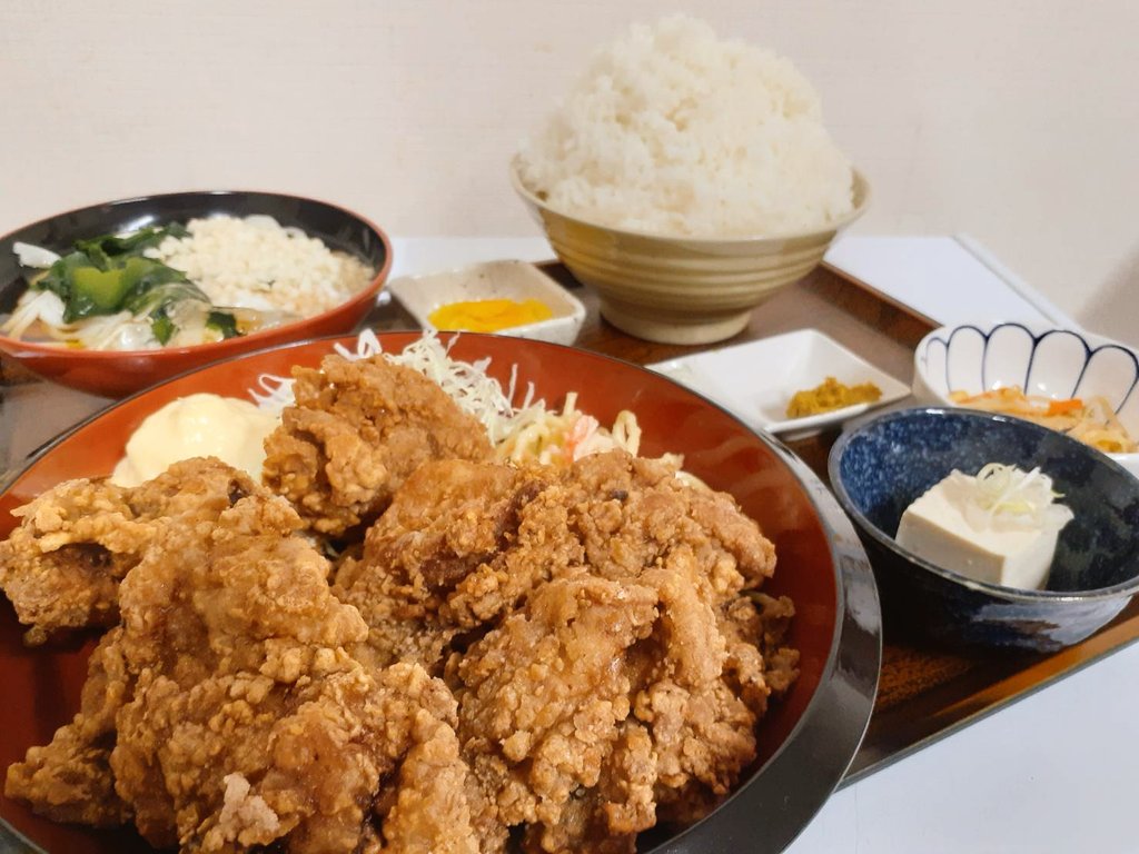 喜作の盛り盛り唐揚げ定食大人気!! 山盛りの唐揚げに鬼盛りのご飯