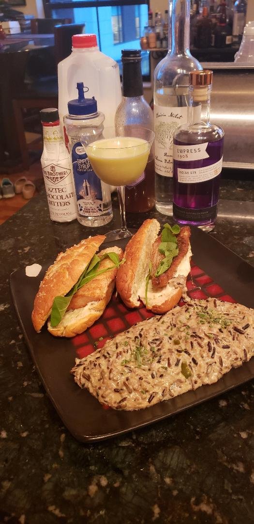 NewClearHarley's tweet photo. #Week2 #MatchupMeal @TheHuddle @DraftKings @FanDuel @Fanball @MyFantasyLeague @SleeperHQ @UnderdogFantasy @usatodaysports @usatodayfantasy @ESPNFantasy @YahooFantasy Homemade pretzel bun MN Walleye sando w/ Philly beef/MN wild rice hotdish https://t.co/4eu8Yi816g