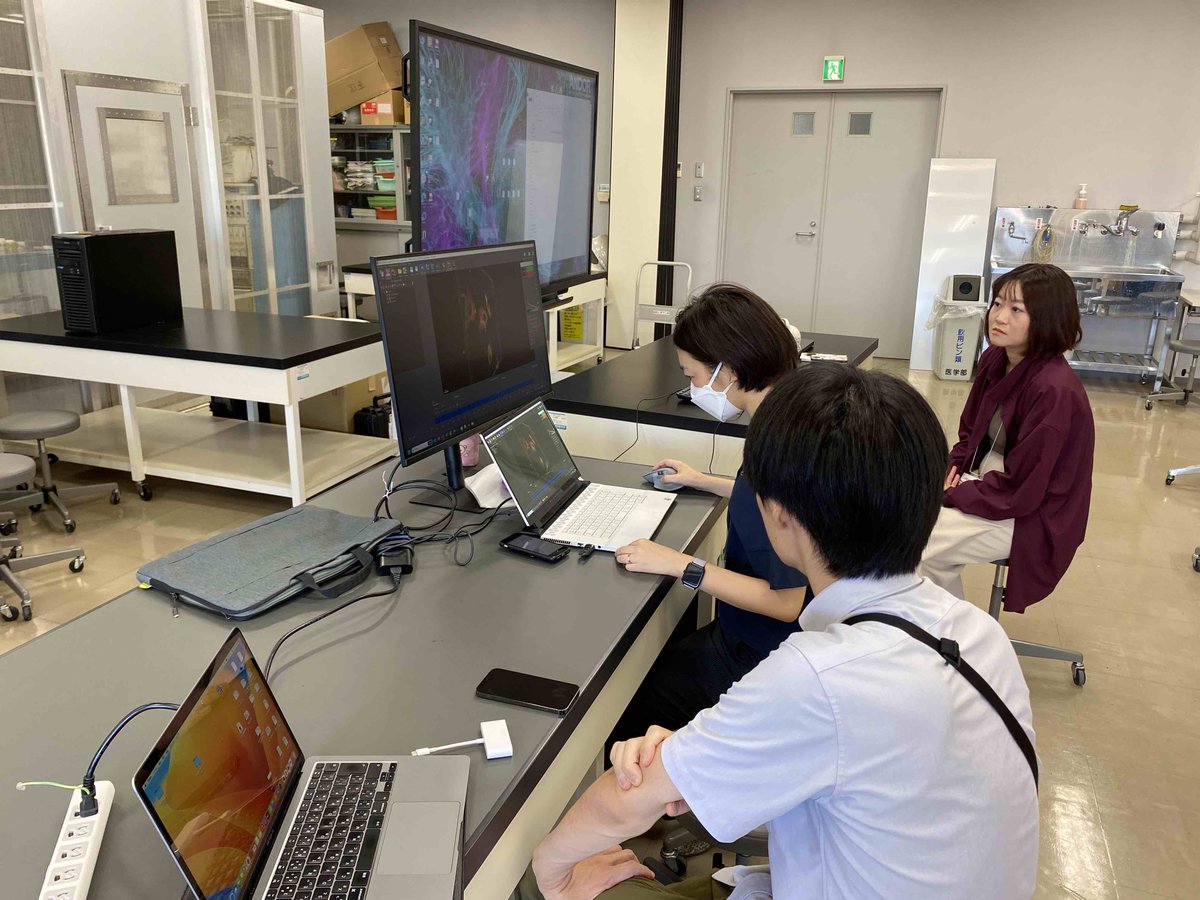 イメージングブートキャンプも最終日となりました。本日午前は各グループごとに、午後の発表会の準備を進めています。各企業さんがアドバイスをくださっています。