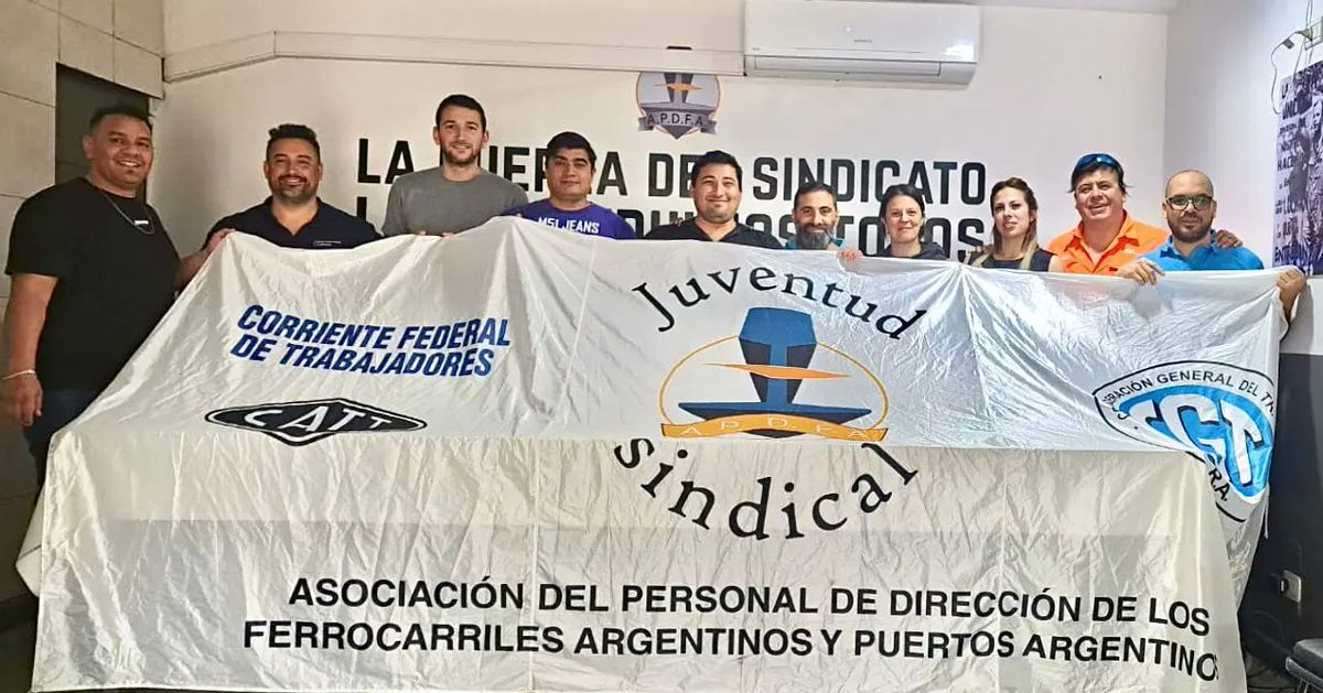 JApdfa's tweet photo. #BelgranoSur 📌

Hoy, visitamos a nuestros compañeros/as de la @seccionalbs dónde charlamos sobre la situación político-sindical, elaboramos ideas, y acordamos actividades para llevar adelante 🚆🇦🇷

#AdrianSilvaConduccion 
@apdfanacional @ApdfaAdrian
@BeaIvArguello https://t.co/ZPA38vaxP3