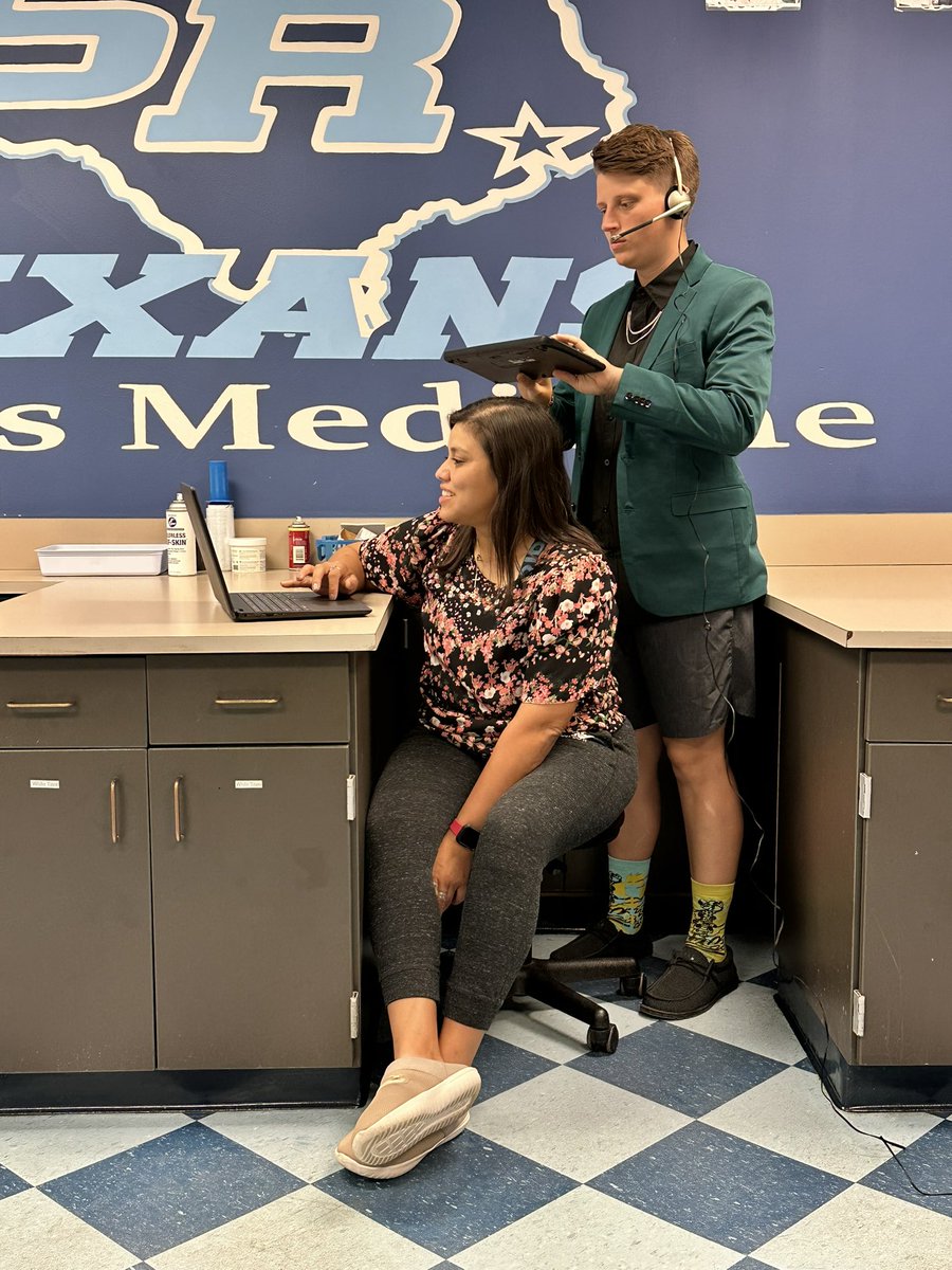 It’s Zoom Day baby! Day 4 of HoCo week with your favorite Athletic Trainers with our “business on top, casual on bottom” fits. Personally, I think these looks are award winning 🤘🏼 @TexansSportsMed <a href="/SamRayburn_HS/">Sam Rayburn High School</a>