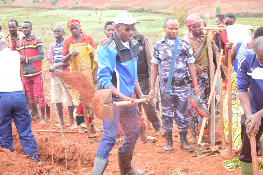 BMineagrie's tweet photo. Comme ce 14/09/2023, c'était la journée de jeudi dédiée à la protection de l'environnement, le Ministre du @BMineagrie s'est joint à la population de la colline #Gihamagara Commune #Itaba à @Gitega, dans les activités de traçage des courbes de niveau. https://t.co/azd5QAMmKC