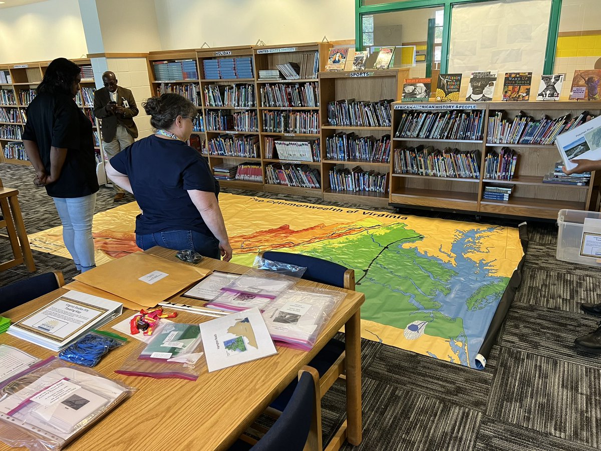 VA Studies teachers from across <a href="/PortsVASchools/">Portsmouth Schools</a> working after school to plan together for student success #PPSShines <a href="/ebracyPPS/">Dr. Elie Bracy III</a> <a href="/nicscud/">Nicole DeVries</a>