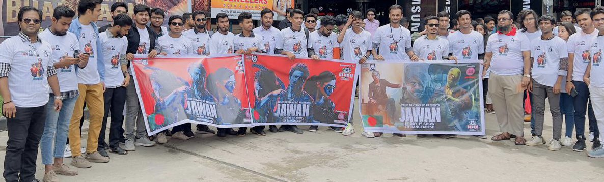 BDSRKian's tweet photo. We @BDSRKian organized on 08/09/23 one of the biggest events in Bangladesh 🇧🇩 for the Jawan movie and the response was mind-blowing! People went absolutely crazy. Thank you for giving us such a masterpiece to celebrate. You continue to inspire and entertain us like no other. 

@iamsrk @RedChilliesEnt @Atlee_dir 

#Jawan #JawanInCinemas #JawanReviews #ShahRukhKhan #SRK #JawanFirstDayFirstShow