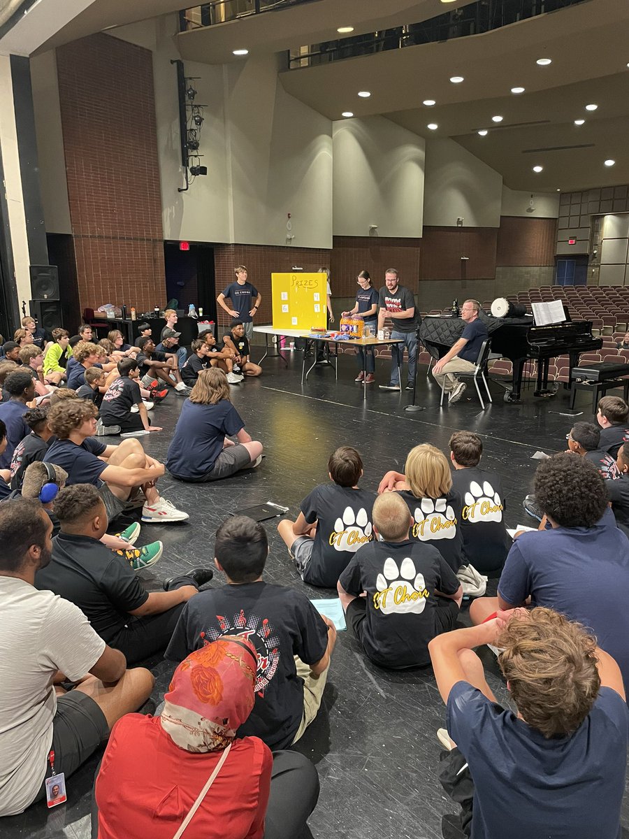 oechoirs's tweet photo. Treble and Bass Clef Festivals!  115 singers on Wednesday and 300 on Thursday.  That’s a whole lotta donuts and a whole lotta awesomeness.  Singing together. Talking together. Unity through song.  #singon #hawksfly #cheesebaaaallllsss https://t.co/HtUlPCDJWL