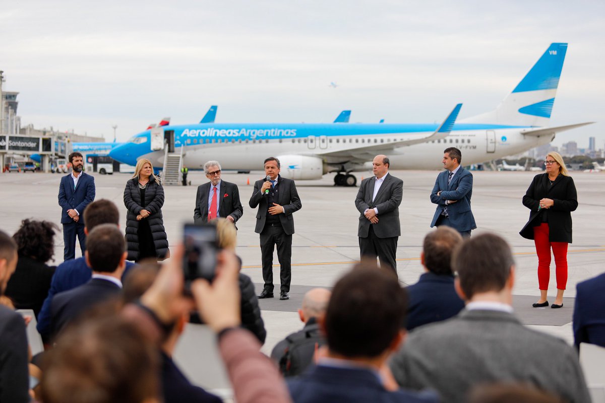 La construcción de la nueva #PlataformaAeroparque fue posible gracias a la demolición del estacionamiento y la histórica terminal C del aeropuerto. Contará con una superficie de 62.000m2 e implicó el trabajo de 120 personas durante 150 días.