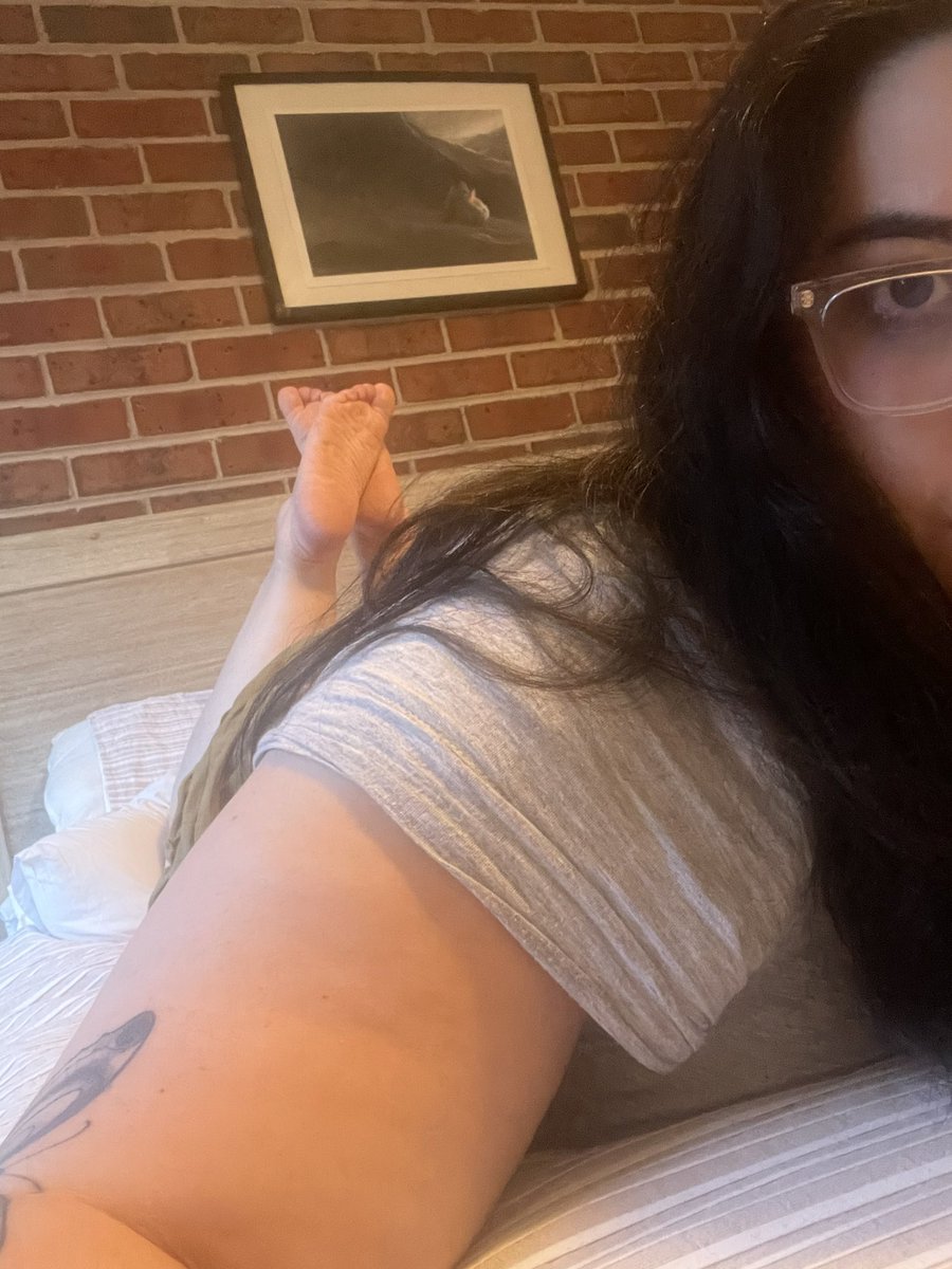 It’s Friday! And as the weekend edges ever closer, so do you, at the sight of my scrunched soles. 

You’re fucking welcome. 

Findom footdom footworship scrunchedsoles soleworship footsub cashsub walletsub paypig finD fincuck bbwfindomme