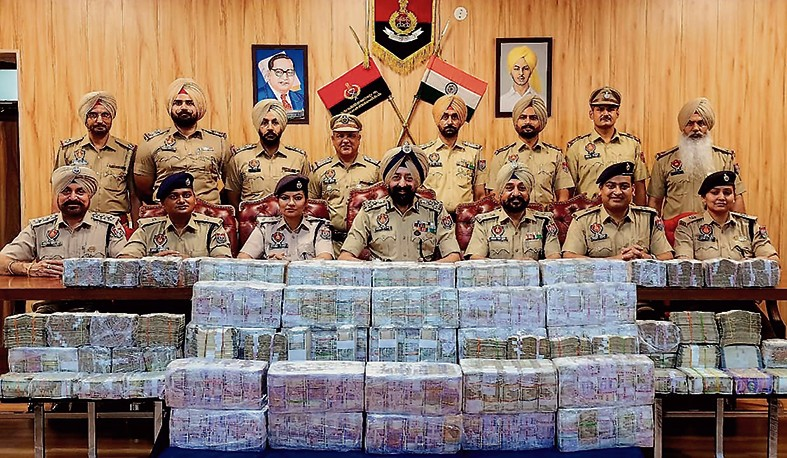 quirkquests's tweet photo. In 2023, Punjab Police in India arrested a couple accused of a robbery of Rs 8.49 crore (~ $1 million) by luring them with a free juice box worth Rs 10 ( ~ $0.12). 

Read more: https://t.co/sSRP7kWdcz https://t.co/nXTcB5wGmb