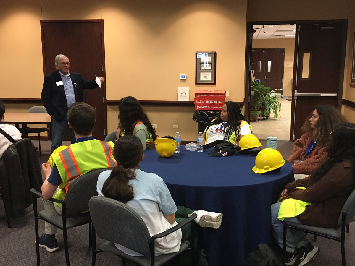 ismithcusd200's tweet photo. Thank you to Mayor Brummel, Cristina White, Alma Morgan and the City of Warrenville for hosting an amazing job shadowing day for our District 200 students! They learned a ton about the role of city government and related career opportunities!  #Warrenville #YourCommunitySchools https://t.co/OjBMjTpphi