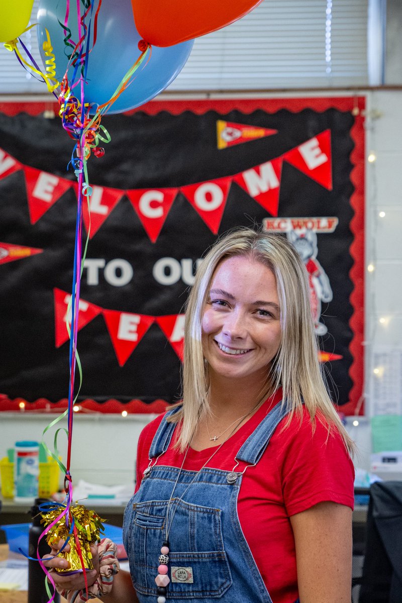 thesmsdhr's tweet photo. Celebrating our district elementary Horizon award winner Miss Liz Palmer, 2nd grade teacher @Rosehill512 @eledesu @emporiastate alumni #weshinekidsshine @theSMSD https://t.co/LpGwP2Nyel
