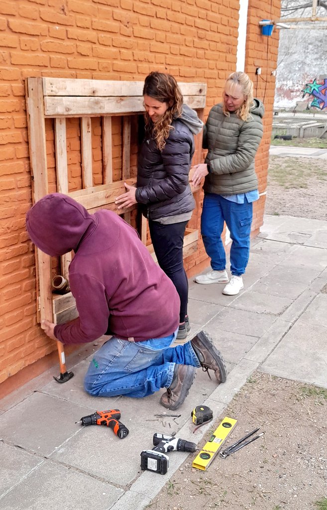 Val_Fabian's tweet photo. Hoy instalamos dos #canteros y un #cajon de siembra realizados por el equipo de #HuertasDeLaCiudad🌱 en #Jardin928 de #VillaRessia.

 Acompañamos la iniciativa del jardin de renovar su frente, se viene un espacio de huerta🍅 y aprendizaje para los mas pequeños.

@MunicipioBahia https://t.co/UInJDKVmYf
