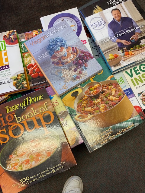 bookwormqc's tweet photo. It's getting colder, the oven can be on, healthy cooking is on the agenda. We have cookbooks for many different tastes, including vegetarian, vegan, gluten free, and all of them fun! 

#quadcities #qcthatswhere #tagtheqc #shopsmall #shoplocal https://t.co/Glz7hPsKXc