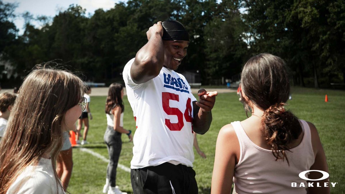 GiantsCRDept's tweet photo. Alex Cook and Dyontae Johnson visited Eric S. Smith Middle School for our first #Play60 event of the season! The players spoke on the importance of being active and participated in gym class.

@Oakley generously donated $1,500 for gym equipment and sunglasses to the PE teachers! https://t.co/EJ7C0Io3SL