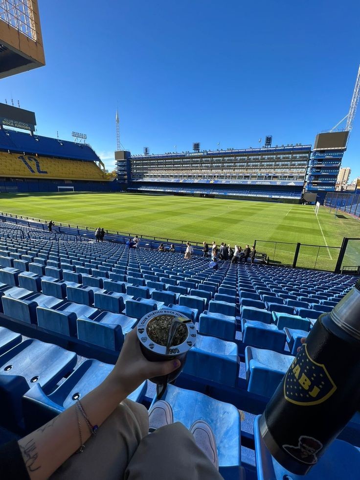 -"Vamos a tomar unos mates a la Bombonera?"

*Enviar*