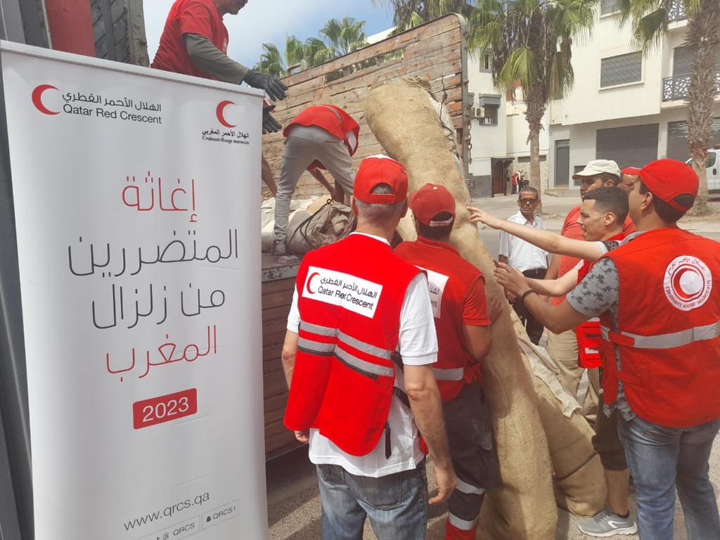قام الفريق الإغاثي للهلال الأحمر القطري  بالتعاون مع فريق الاستجابة للكوارث بالهلال الأحمر المغربي بتوزيع مواد اغاثية في منطقة "تارودانت" جنوب المغرب، شملت بطانيات، فرشات، خيام، أدوات مطبخ.
#زلزال_المغرب