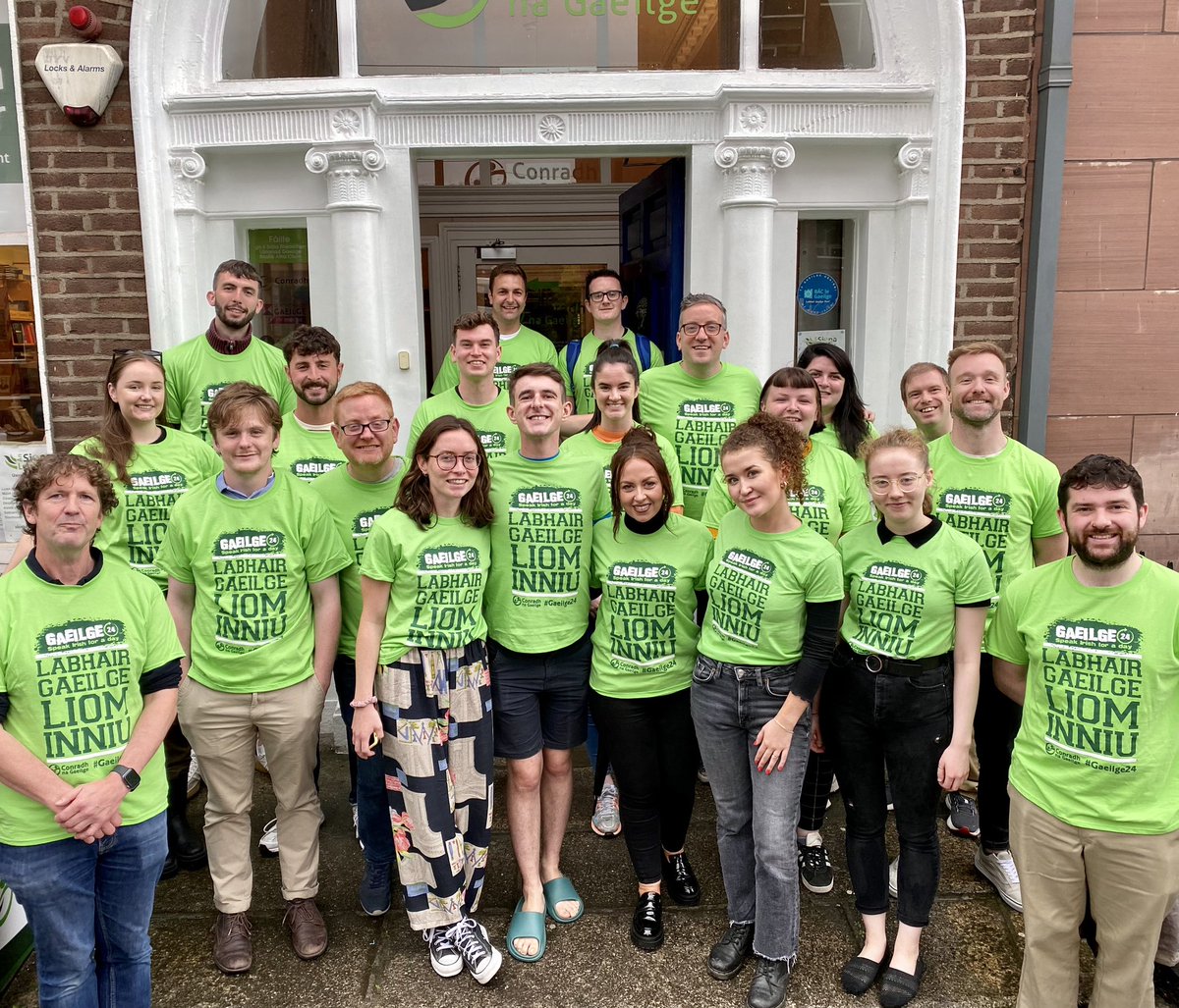 Tá an chéad bosca t-léinte tagtha &amp; tá foireann @cnagaeilge an sásta leo! 

6 seachtain fágtha le clárú le #Gaeilge24 cnag.ie/Gaeilge24