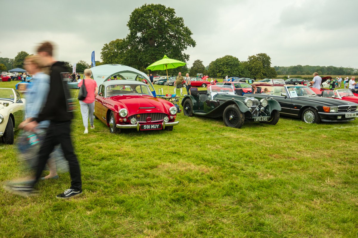 CBPhotography25's tweet photo. A few more from the recent @ClassicsGlemham
#classics #cars #carsofinstagran #suffolkcars #glemhamclassics #glemhamhall #suffolk #summer #green #longexposure https://t.co/s84ui0V70n