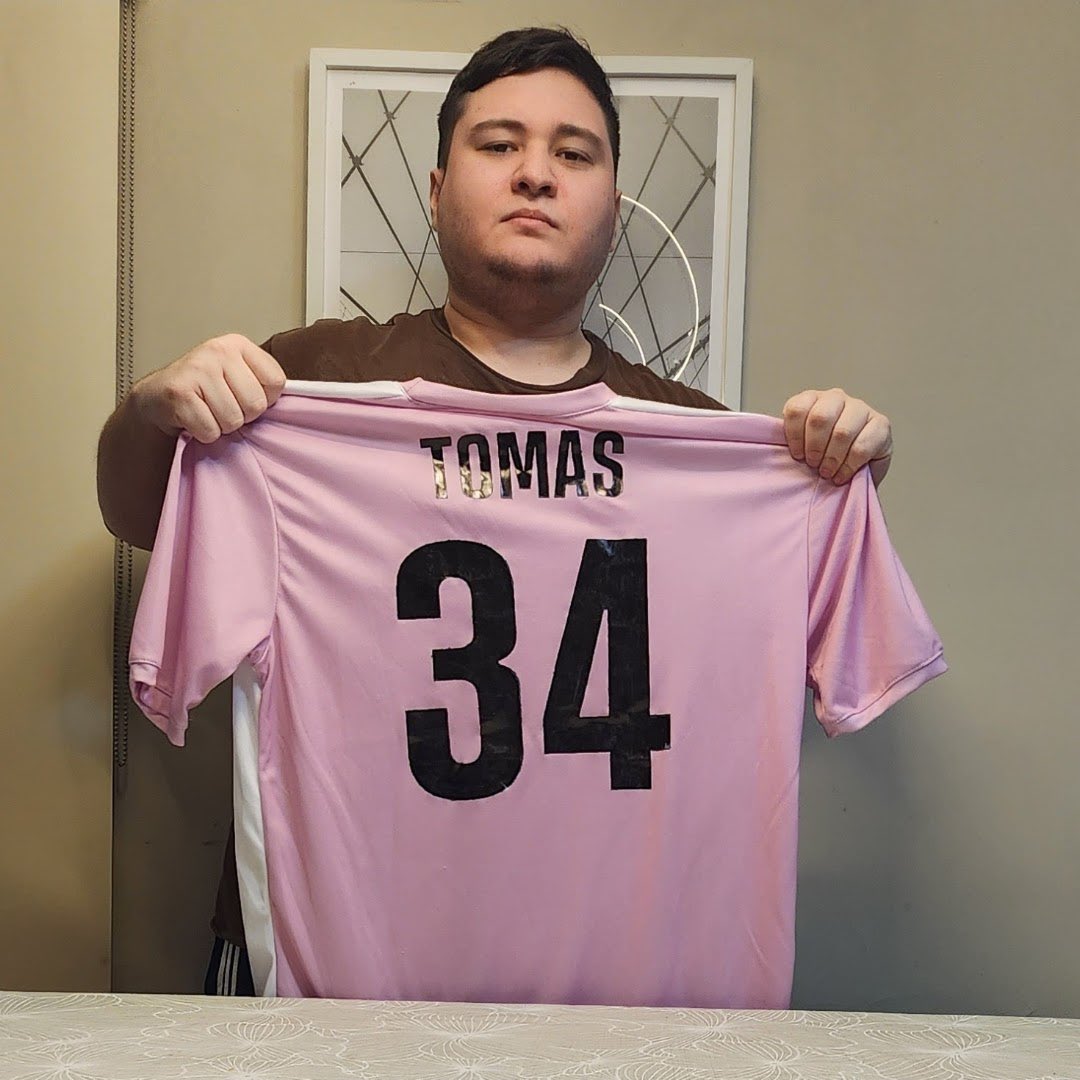 LosMicros_'s tweet photo. ✅RENOVADO✅

Luego de varios idas y vueltas negociando su salario, se logró la renovación del mediocampista @llTomasll hasta el 2024.

Es actualmente el jugador mejor pago del plantel.

#GoLMP https://t.co/vOe03E6kQw