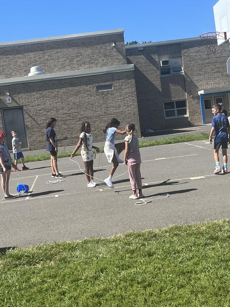 JaneSieg's tweet photo. Beautiful day @NewMonmouthElem for stations in PE @MrAlessiMiddPE @CoachRidolfi #fabfourths #funinthe☀️#mtpspride https://t.co/SO0J56dUvv