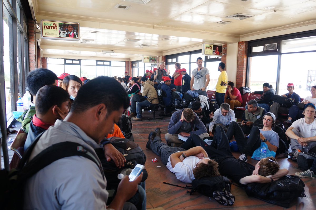 minsank's tweet photo. @indoflyer 27 April 2015, KTM - KUL extra flight Air Asia X, pulang dgn pesawat yg membawa bantuan gempa Nepal. Setelah tertunda pulang 2 hari karena Malaysia Airlines tdk ada kejelasan izin mendarat. Yang penting bisa pulang walaupun harus beli tiket lagi. https://t.co/vXsIhJsmI4