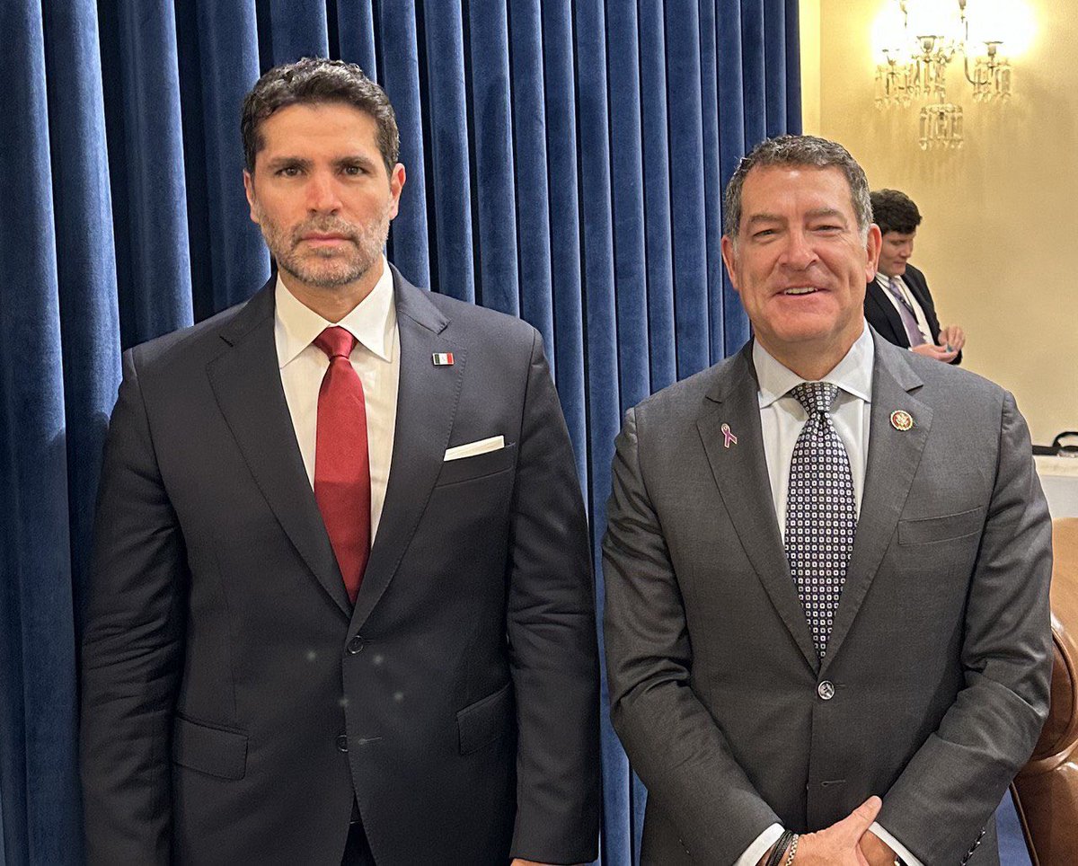 EVerastegui's tweet photo. Joe Biden, ¿dónde están los niños? ¿Dónde están los niños mexicanos y latinoamericanos que se le perdieron a la administración Biden en EE.UU.? Ayer, en la Cámara de Representantes en Washington DC, participé del análisis del proyecto de ley SECURE ACT, que presentamos juntos con el congresista Chris Smith y Roger Severino, de la Fundación Heritage, y que está inspirado en la película Sonido de Libertad. El tema se trató en la audiencia especial del Comité para el Departamento de Seguridad Interna de los EE.UU. (Homeland Security). 
Nuestro proyecto exigirá a la administración Biden, a la agencia del FBI, el Departamento de Seguridad Interna y Departamento de Salud y Servicios Humanos (HHS) a localizar a los 85 mil niños migrantes que ingresaron solos a los EE.UU. y que se encuentran por la irresponsabilidad del gobierno. Niños que cruzaron solos la frontera entre 2021 y 2022, y fueron entregados por la custodia federal americana a tutores o patrocinadores, sin que luego se supiera nada más de ellos. 
Terminada la audiencia, me reuní con congresistas, a fin de fortalecer relaciones bilaterales en pro de México. Estuve con el @marcorubio, referente en el senado americano en temas de América Latina, y con los congresistas @RepMarkGreen, presidente del Comité de Homeland Security; @TonyGonzales4TX, @monica4congress @RepClayHiggins y @MaElviraSalazar.