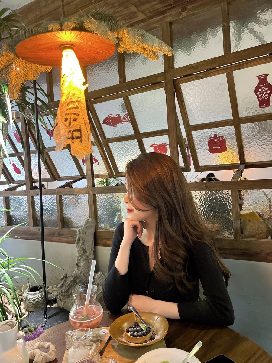 RachelMilllo's tweet photo. 🇺🇸🇺🇸🇺🇸😆😆👩👩😊🥰😂👩Sharing afternoon tea with friends is doubly happy! ☕️🍰#charm #charmingwoman #rational #mature #maturerational #beauty #gas https://t.co/xdkQvIfyM6