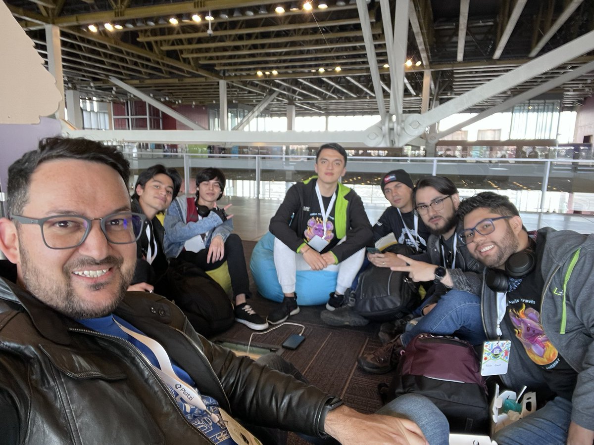 Manuel_ReZ_hack's tweet photo. Mi mejor recuerdo en #PlatziConf fue conocer a mis amigos que desde Discord empezamos y justo en ese momento hablábamos de la futura escuela de #Platzi, tocamos temas de ciberseguridad y bug bounty program, aparecen @ezronald @gersonrpq @Hector_Pulido_ @Hector_Pulido_
#PlatziLive https://t.co/muL6H8CVKD