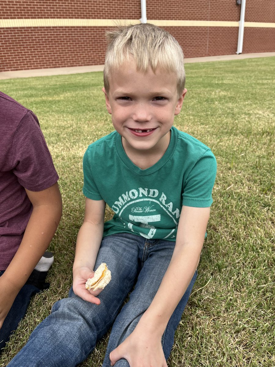 randilynbrad's tweet photo. A little land run lunch for Knox Jay today. https://t.co/Q5qkWjVSGm