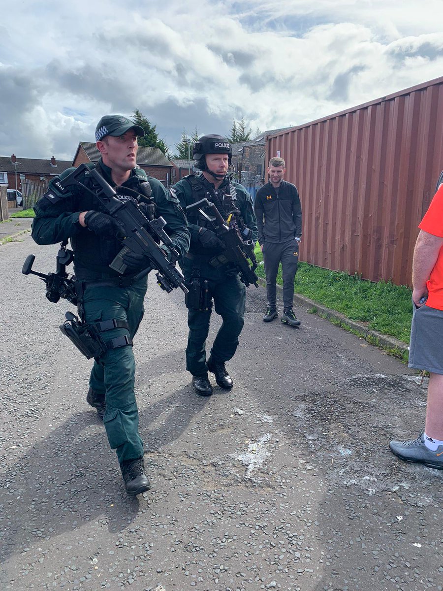 Cairnlodge1's tweet photo. #PSNI @PSNIBelfastN @PSNIBelfastW @PSNIBelfastS @PSNIBelfastE @PSNIBelfast @PSNIArdsNDown @PSNIAirSupport @ChiefConPSNI 

Police Service of Northern Ireland #NorthernIreland ☘️🇬🇧🫵 #ARV #ArmedResponseUnit in #Operation in #NorthBelfast.  #OldPark area. 

Photo and Videos #1 https://t.co/Sc4dLZKWjD