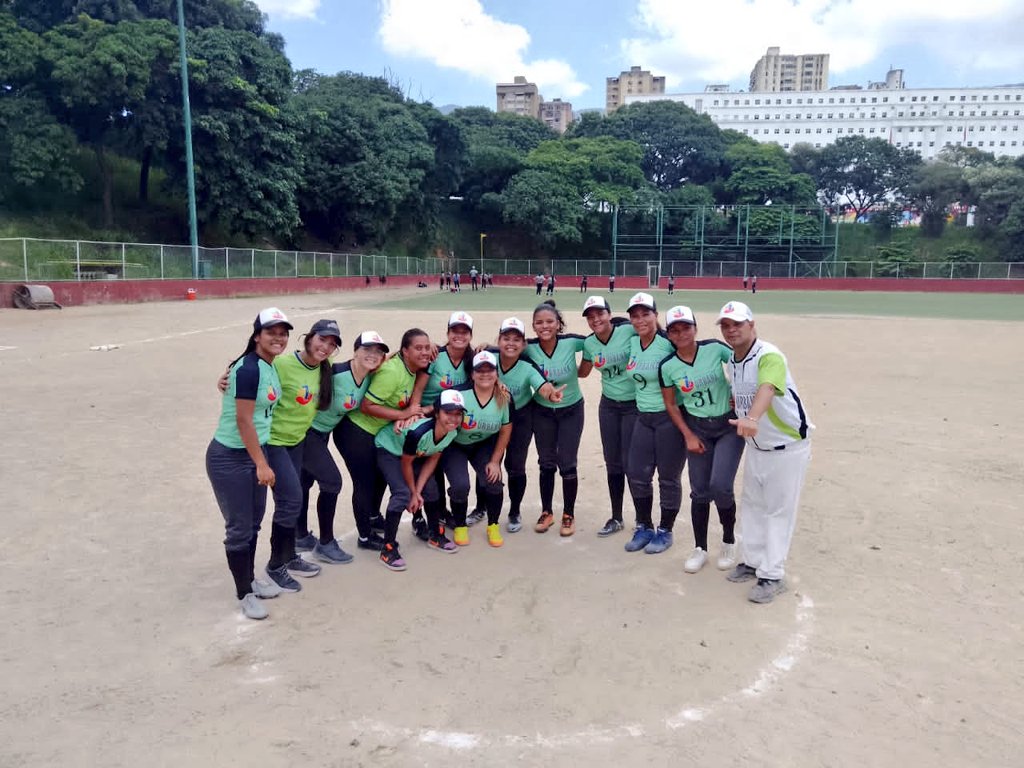 Corpoagrourbana's tweet photo. ¡Estamos de Celebración! 
Atletas del @MinagrourbanaV triunfaron en la primera vuelta de la fase eliminatoria del II Torneo de kickingball Clase Obrera Miraflores 2023, en la que vencieron 5-2 al equipo de la LOPNNA Caracas.

#14Sep
@jhoagaby
#VenezuelaYChinaIndestructibles https://t.co/LF3AkheD2s