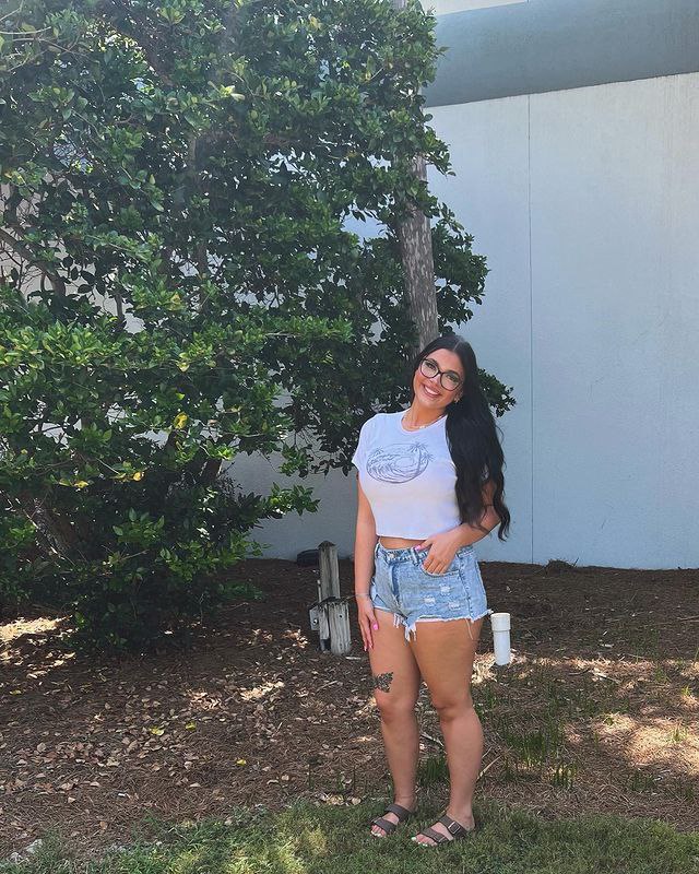 Always smile and live🥰🥰
You must be able to live happily in the moment you are alive😍😍