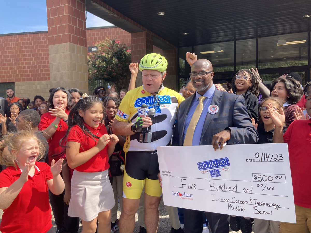 JMCSchools's tweet photo. BULLDOGS RALLY FOR #GoJimGo and Le Bonheur Children’s Hospital❤️
Jackson Career and Technology School! What a fun way to end the school day #Service and #Support for a wonderful cause #JMCSS #ChooseUs 💫 https://t.co/YcNGOqCwIx