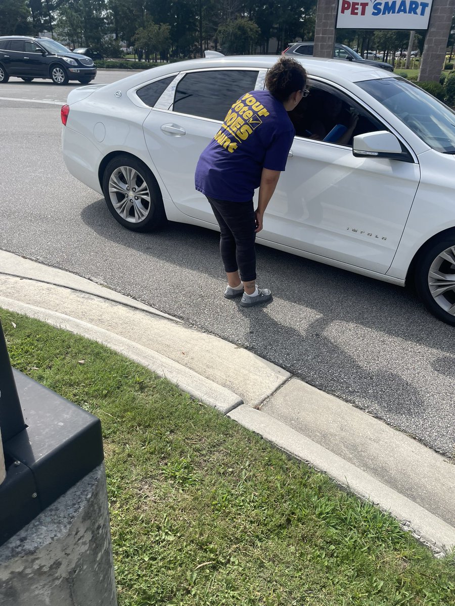 MecklerKristina's tweet photo. Union Storm! Starbucks on Richlands Hwy (Yopp) until 12pm.. come by and sign the petition in support of Starbucks Workers United and against union busting! #SBWorkersUnited #NCAPRI #SolidaritySeason https://t.co/3caE7nF1SM