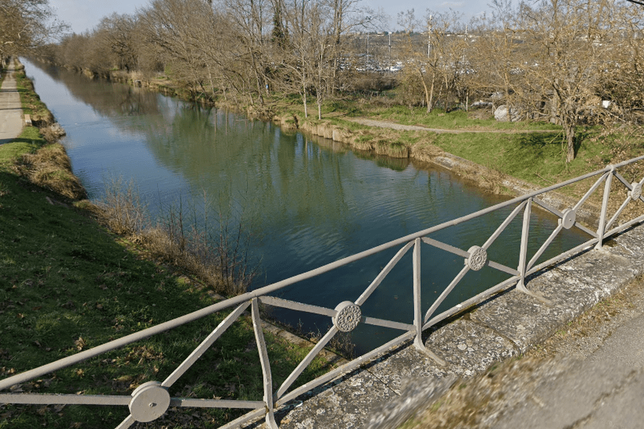 Pollution dans le canal latéral suite à la fuite d'hydrocarbure d'un bateau france3-regions.francetvinfo.fr/occitanie/haut…