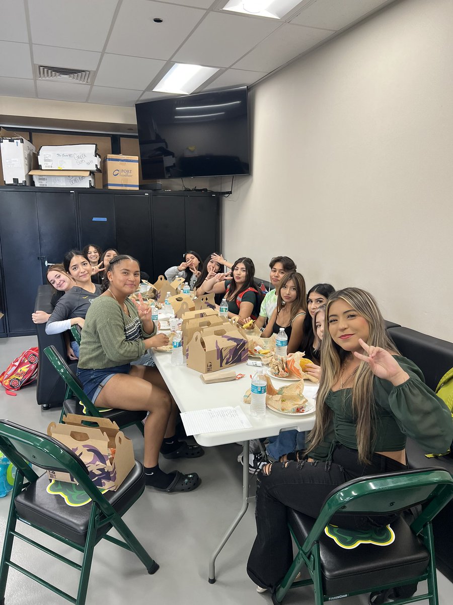 SummitBears's tweet image. Varsity team lunch today before they head on the road and battle Corcoran!!  Good Luck Bears!! #SCALLIN #SUMMITFAMILY