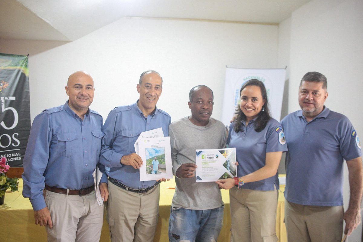 ParquesColombia's tweet photo. #EnParques 🗞️Hoy se firmaron Acuerdos de Voluntades en el marco de la Restauración Ecológica Participativa entre el Parque Nacional Natural Farallones de Cali y comunidades campesinas en las Cuencas del río Cali, río Anchicayá y subcuenca del río Pance.

#ParquesparalaPaz  🍃 https://t.co/7PBUhqKyRb
