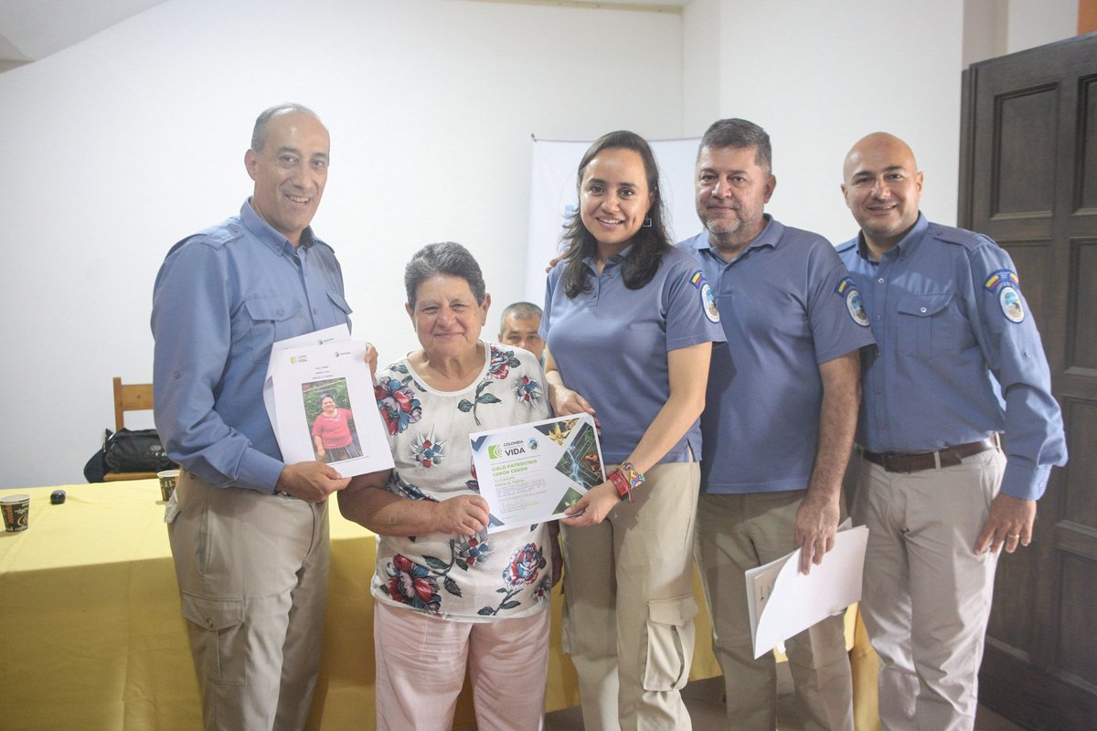 ParquesColombia's tweet photo. #EnParques 🗞️Hoy se firmaron Acuerdos de Voluntades en el marco de la Restauración Ecológica Participativa entre el Parque Nacional Natural Farallones de Cali y comunidades campesinas en las Cuencas del río Cali, río Anchicayá y subcuenca del río Pance.

#ParquesparalaPaz  🍃 https://t.co/7PBUhqKyRb
